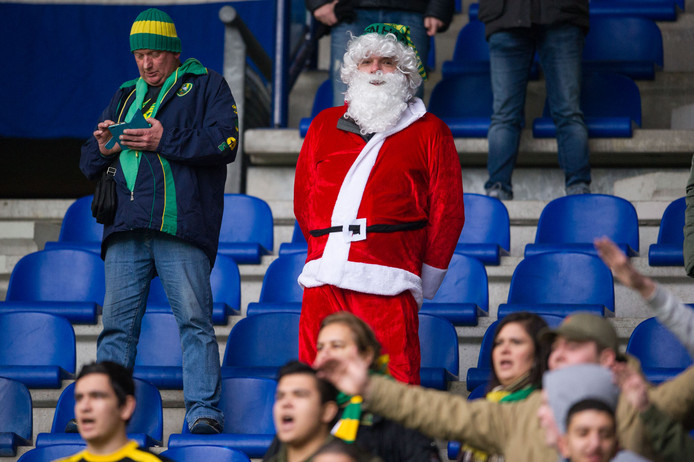 Een als kerstman verklede fan bij Heerenveen-ADO.