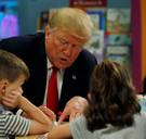 President Trump kleurt Amerikaanse vlag verkeerd in tijdens bezoek aan kinderziekenhuis