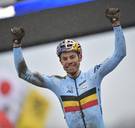 Belgische triomf in Nederland: Wout van Aert wint WK veldrijden, topfavoriet Mathieu van der Poel pas derde