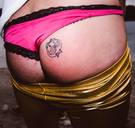 Kamping Kitsch Club Holland: saucijzenfestijn met een #MeToo-sausje en een snuifje transgenderporno