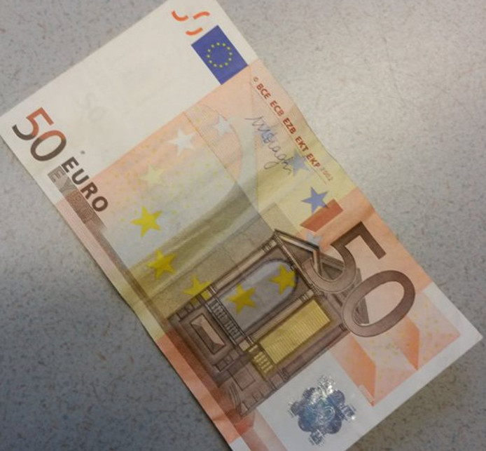 Vrouw Rekent Af Met Vals Biljet Van 50 Euro In Winkel Roosendaal