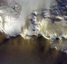 Marssonde fotografeert ijsvlaktes aan kraterrand op Mars