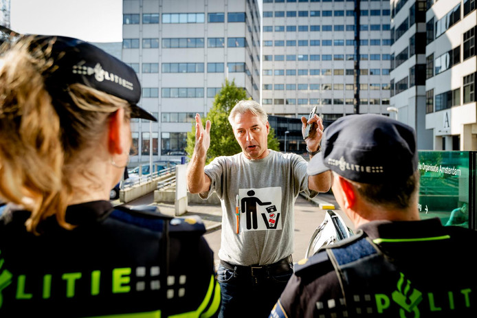Edwin Wagensveld tegenover twee politie-agenten bij de rechtbank in Amsterdam