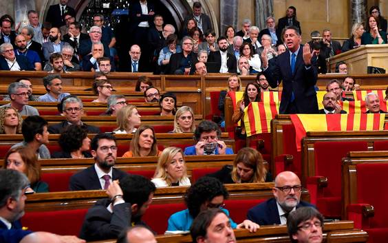 Catalaans parlement stemt voor onafhankelijkheid, Madrid zet Catalonië onder curatele