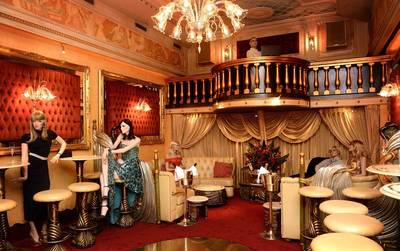 Dochter Youp van 't Hek werkt aan documentaire over seksclub Yab Yum