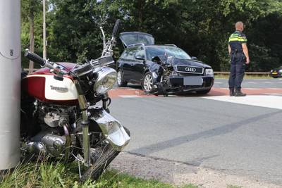 Motorrijder ernstig gewond door botsing met auto in Ede