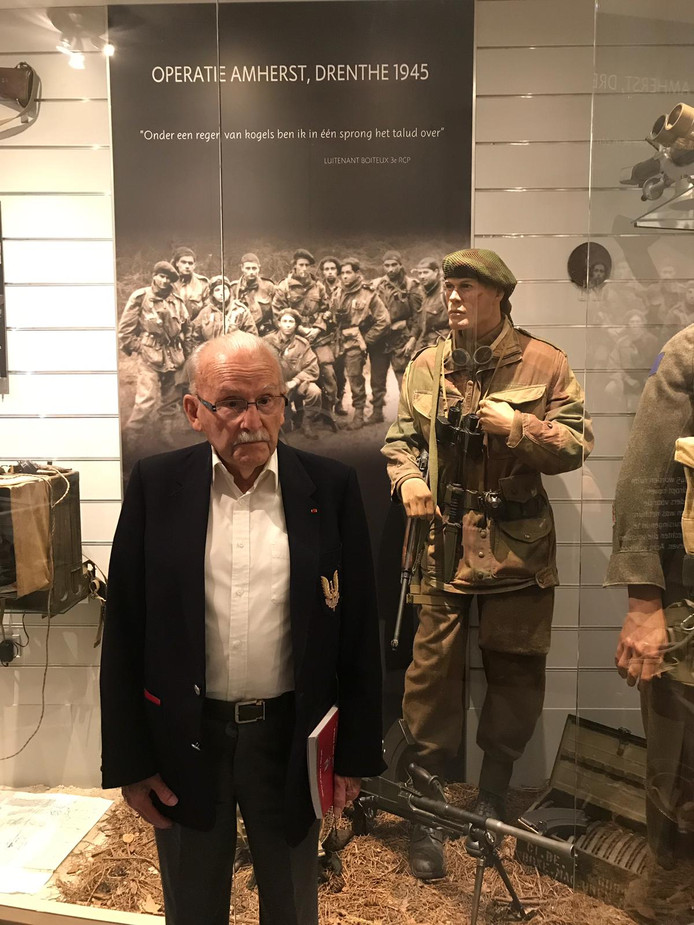 De Franse oorlogsveteraan Achille Muller bezoekt voor het eerst de Franse militaire begraafplaats in Kapelle. Acht collega's van hem liggen er begraven.