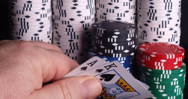 Illegaal pokertoernooi opgerold in #Oosterhout: deelnemer (35) met auto vol munitie aangehouden.