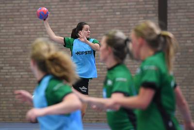 Handbalsters MHV mogen de zaal in: eerst stevig trainen, daarna stevig poetsen
