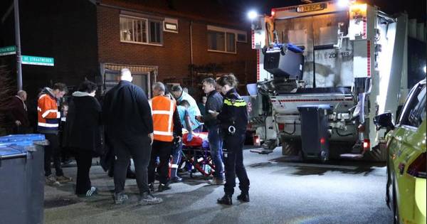 Vrouw raakt gewond bij ongeluk met vuilniswagen tijdens ophalen oud papier in Velp.