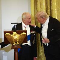 Charles oogst lof in het Westen, spot in China: hoe een Britse bel voor Trump cultureel ontspoort