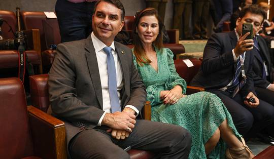 Flávio Bolsonaro kreeg miljoenen van frauderende bankier, nu wankelt zijn presidents­kandidatuur in Brazilië