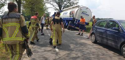 Vrachtwagen vol veevoer raakt van weg en zorgt voor flinke overlast bij Beckum