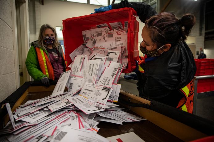 De stembureaus zijn druk bezig met het tellen van de stemmen
