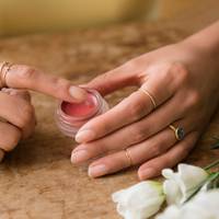 Is lippenbalsem verslavend en op welke schadelijke ingrediënten moet je letten?