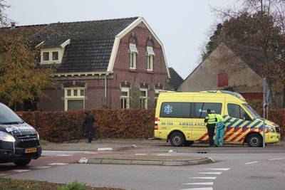 Fietser rijdt bedrijfsbus aan op rotonde in Braamt: met schrik vrij