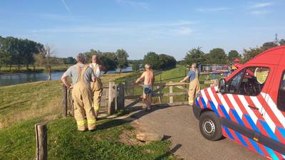 Man kanoot op de IJssel en steekt daarna snelweg over