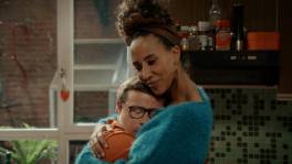 Samira is terug en daar is Emiel heel blij om