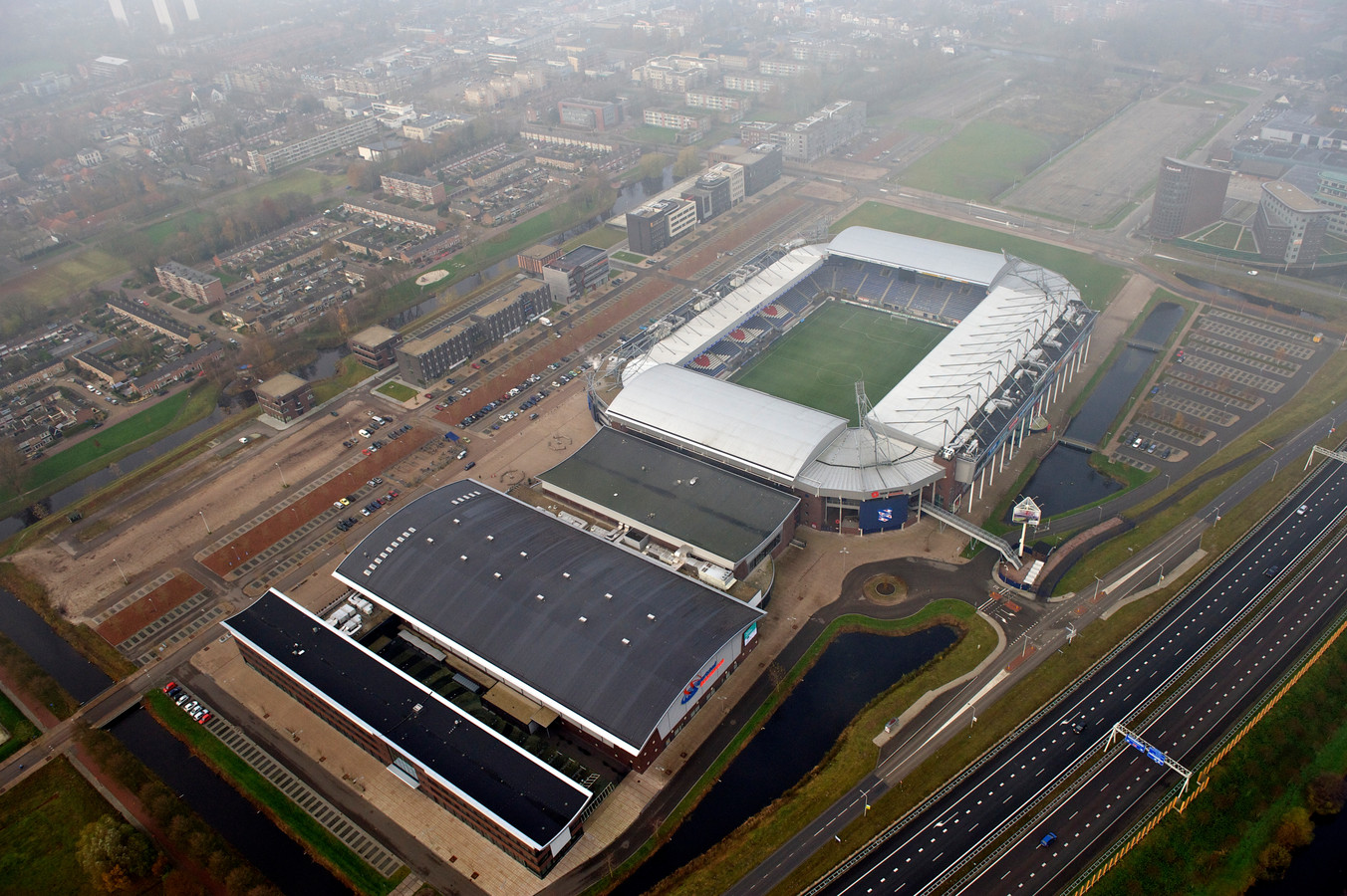 Politie vindt niks na bommelding Abe Lenstra Stadion ...