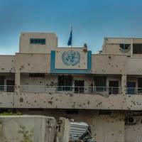 Hoofdkwartier van VN-agentschap voor Palestijnse vluchtelingen in brand gestoken • Grensovergang bij Rafah opnieuw gedeeltelijk open