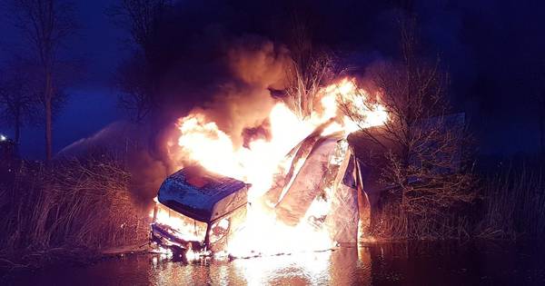 Dode bij ongeluk op N377 bij Dedemsvaart, vrachtwagen in brand - De Stentor