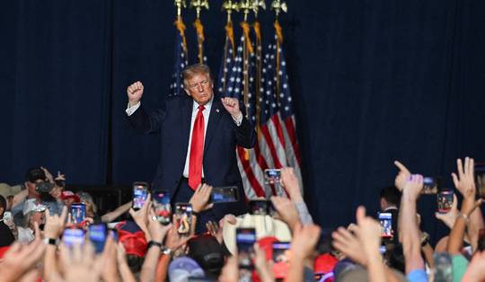 Demonstranten onderbreken Trump-bijeenkomst in Texas • Democratische Partij klaagt Trump aan om met belastinggeld bekostigde promotiefilmpjes
