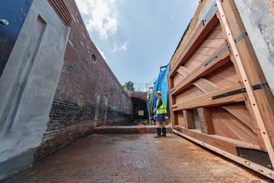 Nieuwe sluisdeur geplaatst in Keenesluis: 'Hoogtepunt van de restauratie’