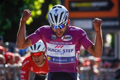 Gaviria spurt naar dagwinst Tour of Britain na bizarre valpartij