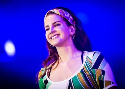 Fan bestormt Lana Del Rey tijdens optreden en krijgt knuffel