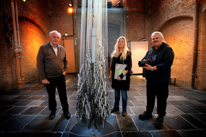 Piet IJssels, Annet Ardesch en Etienne Busink bij het kunstwerk van Corrie van de Vendel in herdenkings-, bezinnings- en ontmoetingscentrum In de Toren. Bezoekers kunnen in de koker een persoonlijk briefje achterlaten.