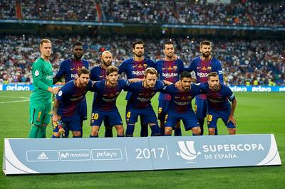 Spelers Barcelona dragen shirt met #TotsSonBarcelona