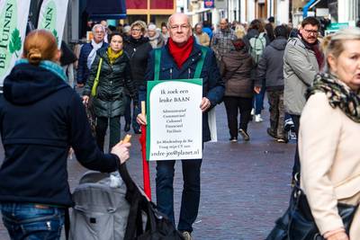 Jos (64) gaat letterlijk de straat op om een baan te vinden