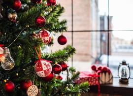 Handig overzicht! Dít is hoeveel lampjes jouw kerstboom nodig heeft