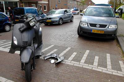 Scooterrijder gewond bij aanrijding met auto in Arnhem