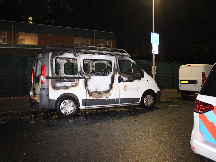 Op de Stroyenborchdreef in Utrecht Overvecht brandde een auto uit.