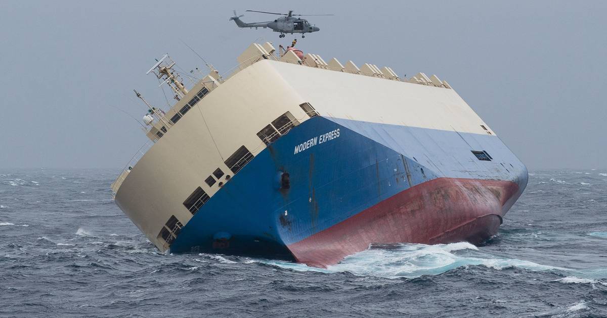 Smit Salvage voorkomt milieuramp in kolkende zee Buitenland AD.nl