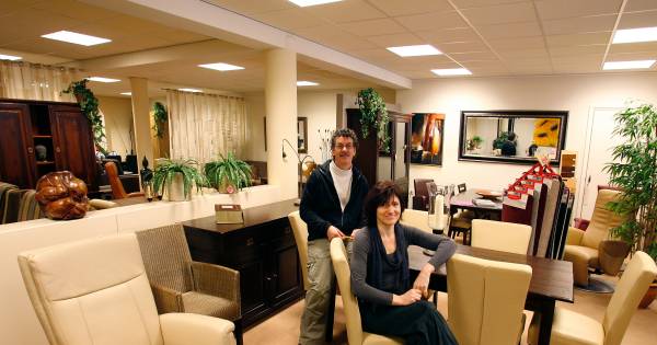 Mogelijk dertig arbeidsmigranten in voormalige meubelzaak in Riethoven | Kempen - Eindhovens Dagblad