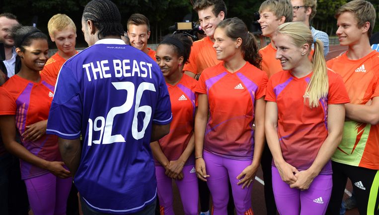 Yohan Blake geeft in shirt Anderlecht tips aan jonge ...