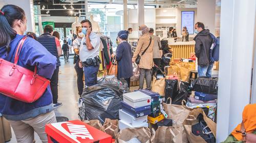 Brantano-medewerkers getuigen over uitverkoop: “Ze scholden ons uit en gooiden alles op de grond. Wij hebben het slechtste in de mensen gezien”
