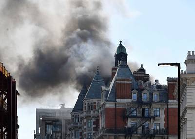 Meer dan 100 brandweermannen ingezet voor zware brand in luxehotel in Londen