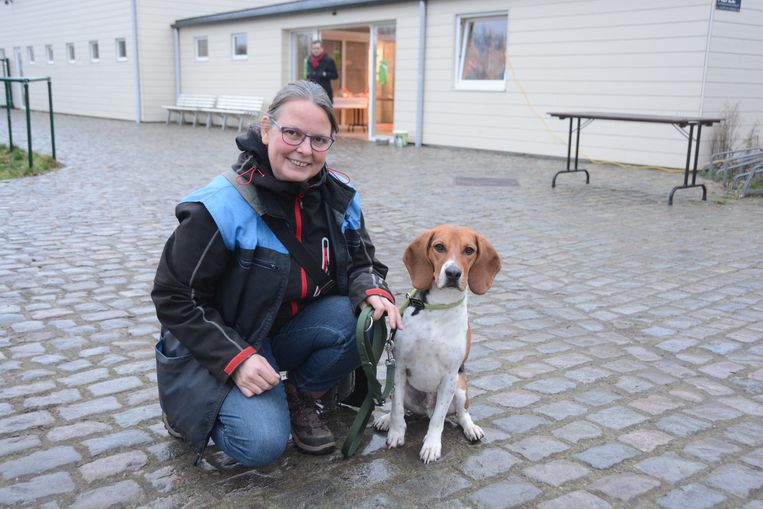 Roxanne met haar geadopteerde beagle Sherlock, die ze uit een Spaans asiel haalde.