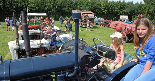 Ronkende landbouwvoertuigen op Sinte Pierse Feesten | Zeeuws-Vlaanderen - PZC