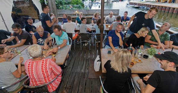 Een glaasje Zwaluws Nat drinken aan de haven bij Hier is 't in Lage Zwaluwe - BN DeStem