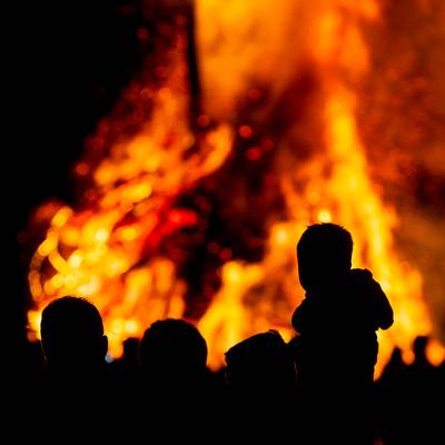 Paasvuren in Hof van Twente op losse schroeven