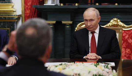 ‘Liegt hij, of weet hij het gewoon niet?’ Russische oorlogsbloggers nemen Poetins uitspraken op de korrel