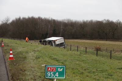 Kettingbotsing en gekantelde truck op A73; vrachtwagenchauffeur gewond