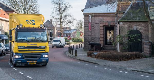 Randweg bij Escharen van de baan