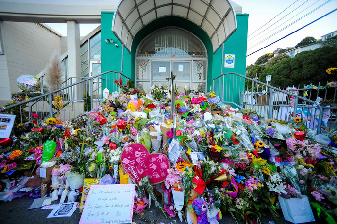 Bloemen voor de slachtoffers van de aanslag in Nieuw-Zeeland.