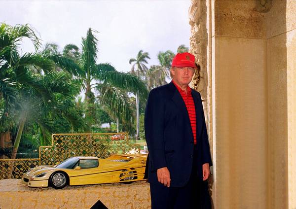 Donald Trump in 2000 in Mar-a-Lago, Palm Beach, bij een model van een Ferrari F50.