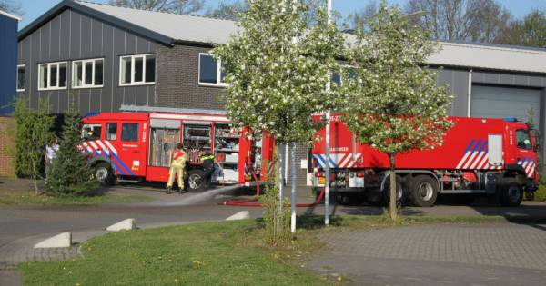 Bedrijfspand in Weerselo vol rook door afvalbrand